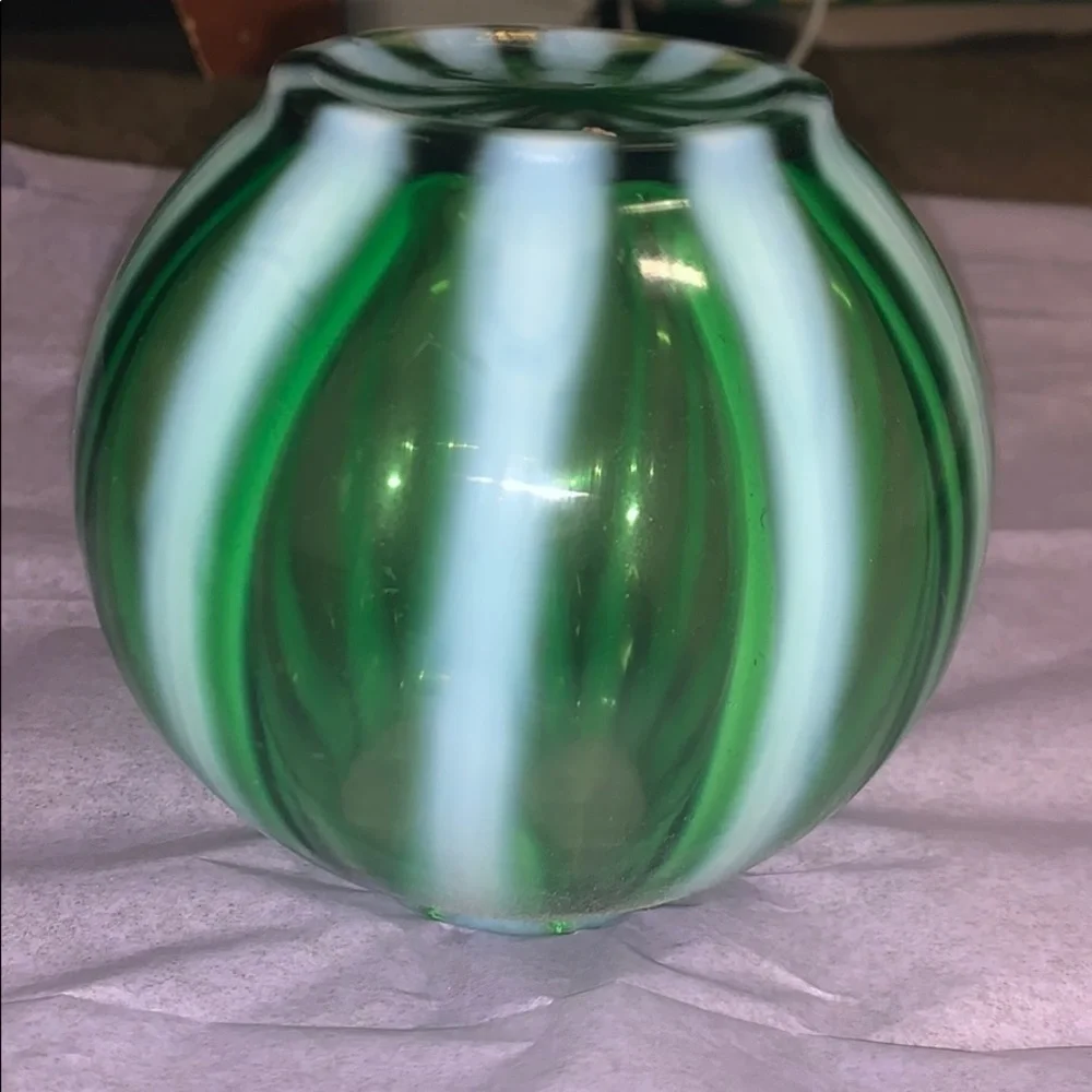 Fenton art glass green ivy ball new world